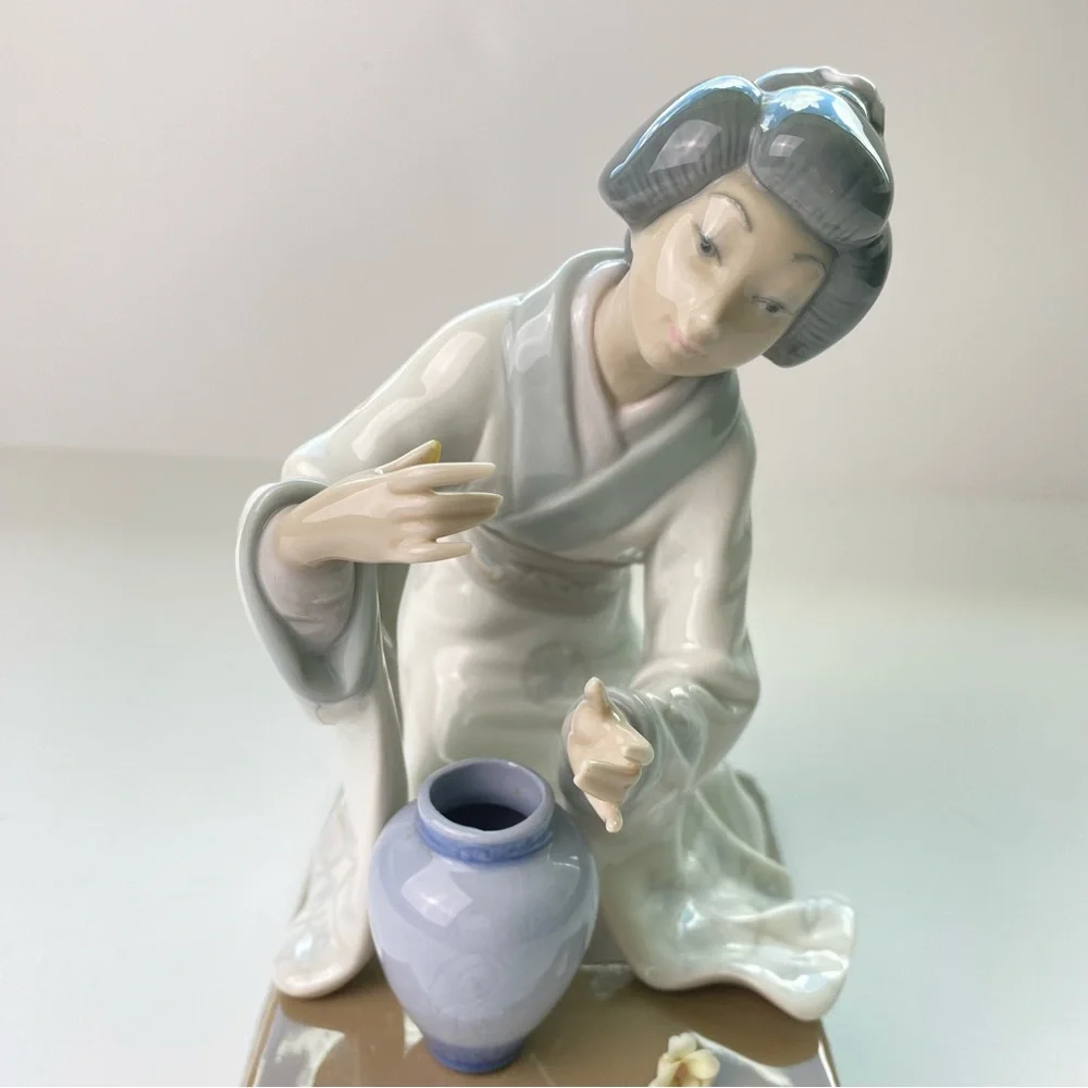 VINTAGE LLADRO JAPANESE GIRL DECORATING Flower Arranger - Picture 3 of 9
